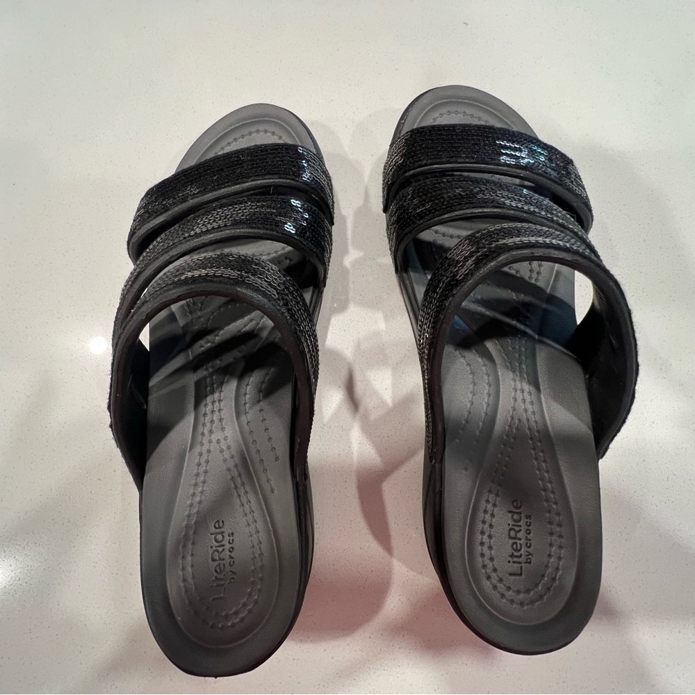 CROCS Black light stride sandals